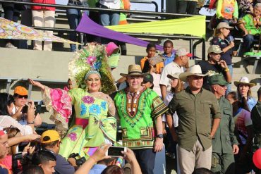 ¡PÍLLALOS! Los lujosos y costosísimos trajes de carnaval del gobernador de Bolívar y su esposa (+Fotos)