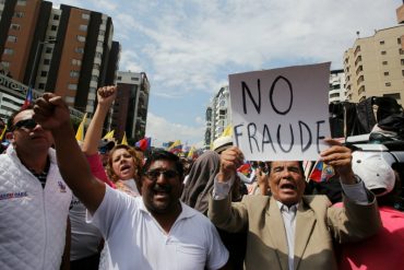 ¡RESTEADOS! «No me da la gana una dictadura como la venezolana», gritan ecuatorianos ante «fraude» (+Video)