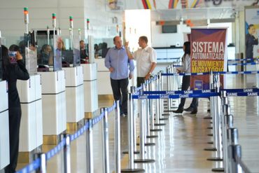 ¡QUÉ HORROR! Robaron a turistas trinitarios en Maiquetía y les martillaron $300 «pa’l café»