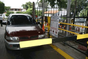 ¡GOLPE AL BOLSILLO! Centros comerciales cobrarán Bs 400 por estacionamiento