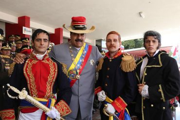 ¡SE ADELANTÓ EL CARNAVAL! La foto de Maduro y sus acompañantes vestidos de próceres revolucionarios