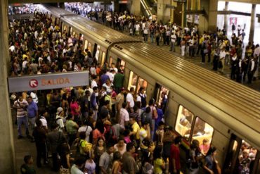 ¡URGENTE! Caos en estación Plaza Venezuela tras explosión de bomba lacrimógena en el interior del Metro de Caracas (+Video)