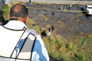 ¡SOLO PASA EN VENEZUELA! Mujeres lanzaron a 2 robabusetas de un puente en Valencia