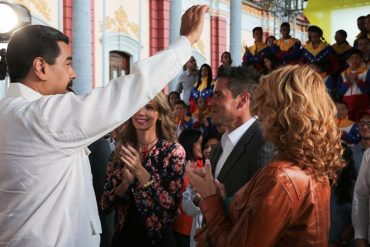 ¡ENCHUFADOS Y JALANDO! Los artistas que celebraron en Miraflores la llegada de Chávez al poder (+Fotos)