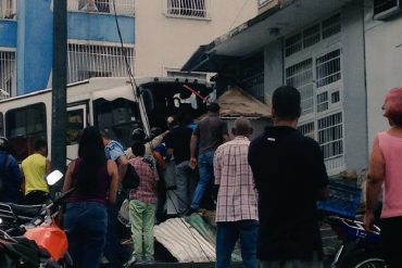 ¡LO ÚLTIMO! Aparatoso accidente en la avenida principal de Maripérez dejó varios heridos (+Fotos +Video)