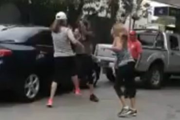 ¡INCREÍBLE! Así se pelearon 3 mujeres por colearse para surtir gasolina en bomba de Caracas (+Video)