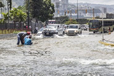 ¡TREMENDA LAGUNA! Rotura de tubería matriz generó mega inundación en Plaza Venezuela (Video y fotos)