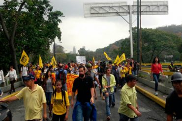 ¡RECLAMAN ELECCIONES YA! Militantes de Primero Justicia trancaron la Francisco Fajardo