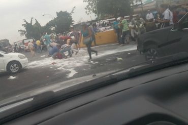 ¡LO ÚLTIMO! Saquearon gandola de arroz en autopista de Carabobo: hasta del suelo lo recogieron (+Fotos +Video)