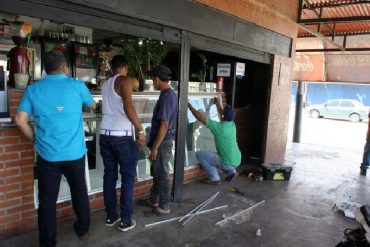 ¡A PUNTA DE PIEDRAS! Encapuchados robaron charcutería y golosinas de una panadería en Valencia