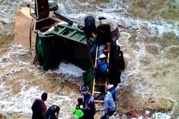 ¡ATENCIÓN! Camión 350 cayó al río Guaire con dos personas a bordo