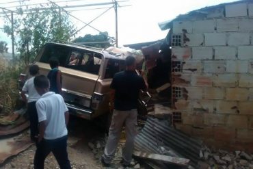 ¡LAMENTABLE! 5 niños heridos tras choque de un transporte escolar contra una casa