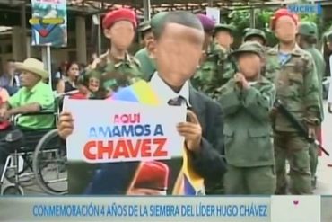 ¡RODILLA EN TIERRA! Vestidos de militares, armados y con mensajes de amor a Chávez: Así adoctrinan a niños en Venezuela