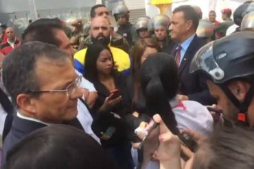 ¡LO ÚLTIMO! Agreden a diputados opositores que fueron a la tarima del chavismo cerca de la AN (+Video)