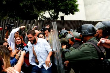 ¡COBARDES! Así agredió la GNB a los diputados Paparoni y Requesens cuando llegaron al TSJ (+Video)