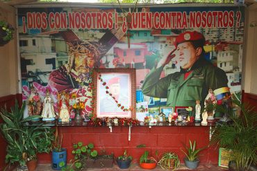 ¡MACABRA IDOLATRÍA! Con cultos, velas y rezos, seguidores veneran al “Santo Hugo Chávez del 23”