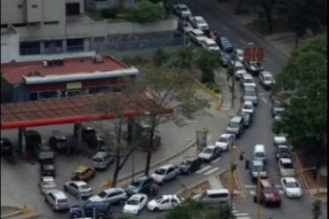 ¡LO QUE FALTABA! Taxistas denuncian corrupción de militares que custodian colas en estaciones de gasolina