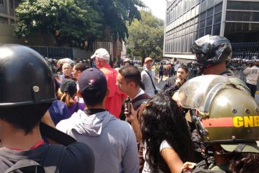 ¡QUÉ ABUSO! Colectivos atacaron a profesores y estudiantes que protestaban (les quemaron sus pertenencias)