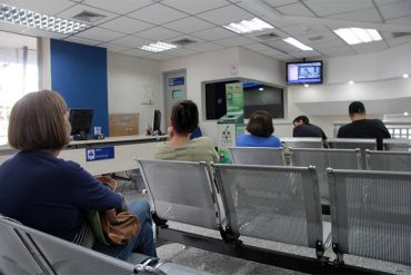 ¡UNA BURLA! Venezolanos dicen que han sido estafados con proceso de agilización de pasaporte del Saime