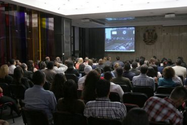 ¡GOBIERNO MANIPULADOR! Obligaron a trabajadores de la Cancillería a ver la fracasada intervención de Delcy Eloína en la OEA (+Fotos)