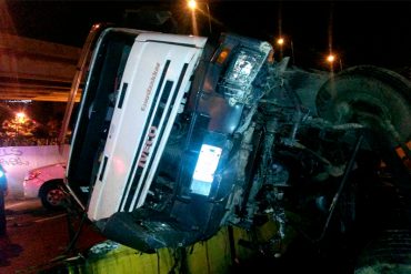 ¡ÚLTIMA HORA! Un herido tras vuelco de gandola en la autopista Valle-Coche (+Fotos +Video)