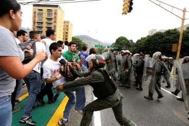 ¡URGENTE! GNB reprime protesta estudiantil frente al TSJ: reportan 4 heridos y 3 detenidos (+Videos)