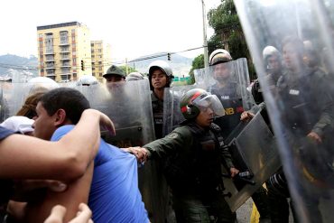 ¡SALVAJES! Así fue la brutal agresión de los GNB contra quienes protestaban en el TSJ (+Fotos)