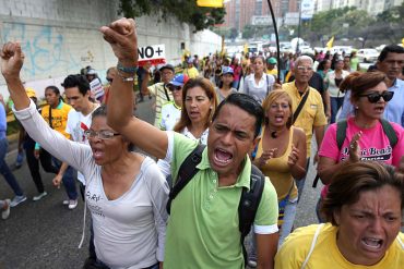 ¡CONTRA LA DICTADURA! Ciudadanos salen a las calles en protesta por sentencia del TSJ contra la AN