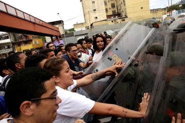 ¡ATENCIÓN! GNB y colectivos atacan a periodistas nacionales e internacionales a las afueras del TSJ (+Video)