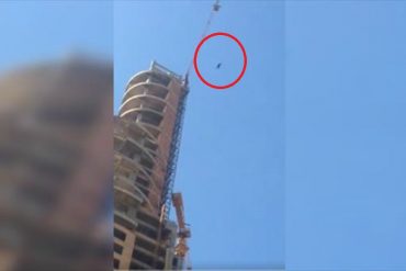 ¡IMPACTANTE! Hombre salta al vacío del último piso en torre de San Diego (+Video)