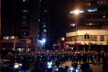 ¡CANSANCIO Y HAMBRE! Vecinos cacerolean frente a panadería tomada por los CLAP en la Baralt (+Fotos y Videos + «y va a caer»)