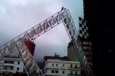 ¡DESCONTROLADA! Mujer intentó lanzarse de obra en Plaza Venezuela porque no conseguía comida