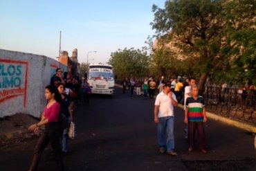 ¡QUIEREN SER ESCUCHADOS! Choferes zulianos realizan paro de transporte y exigen hablar con ministro Molina