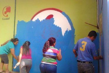 ¡TIENEN DIGNIDAD! Representantes de escuela en Barinas borraron cara de Chávez que el gobierno pintó