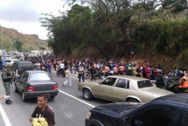 ¿HAMBRE O VANDALISMO? Saquearon gandola que cayó en una cuneta en Tazón