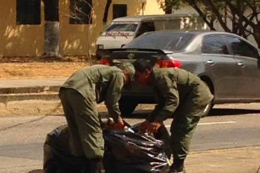 ¡TAMBIÉN PASA EN LA FANB «CHAVISTA»! Hasta los soldados venezolanos buscan comida entre la basura (+Video)