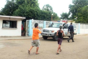 ¡HORROR! Hombre sedujo a un joven especial con una chupeta y lo violó en el patio de su casa