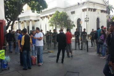 ¡ATENCIÓN! Funcionarios de la GNB tomaron las entradas del Palacio Federal Legislativo este #5Abr