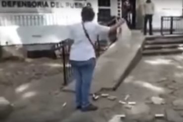 ¡VALIENTE! Abuela resteada llegó sola hasta la Defensoría del Pueblo: «Ahí tienen sus bombas» (+Video)