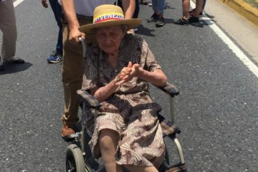 ¡ASOMBROSO! Abuela de 97 años y en silla de ruedas no se cala a Maduro y salió a marchar este #6Abr