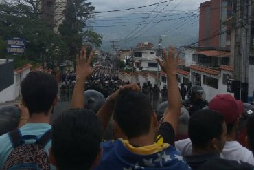 ¡QUÉ ABUSO! Así reprimieron a opositores que entregaban documento al CNE en Táchira (+Video)