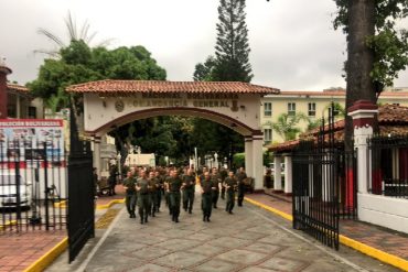 ¡VERGONZOSO! Al grito de «Viva Chávez» la Fanb toma las calles de Venezuela tras orden de Maduro (+Video)