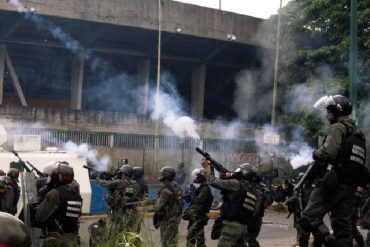 ¡ENTÉRESE! La GNB se protegía con trapos y vinagre de sus propios gases lacrimógenos (+Foto)