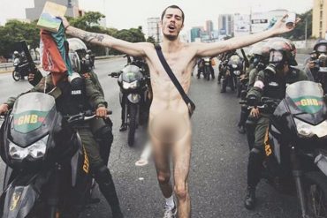 ¡PÍLLALO! Se desnuda y sube a tanqueta con biblia en mano para pedir cese de represión (+Fotos)