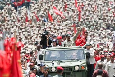 ¡CUNDE EL PÁNICO! Rodeado de milicianos, Maduro se atrevió a recorrer calle (teme otro huevazo)