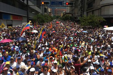 #VzlaEnLuchaYResistencia Marcha opositora se dirige hacia la Defensoría