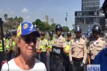 ¡PURO MIEDO! Así impide la GNB que manifestantes se concentren en Plaza Venezuela (+Video)