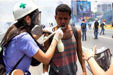 ¡VENEZOLANOS EJEMPLARES! Héroes anónimos: Estudiantes de la UCV socorren a los afectados en las protestas