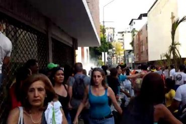 ¡EL COLMO! Hasta los palmeros de Chacao fueron atacados con bombas lacrimógenas (+Videos)