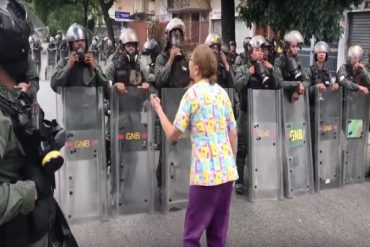 ¡VALIENTE! Señora se las cantó de frente al piquete de la GNB que impedía el paso a manifestantes (+Video)